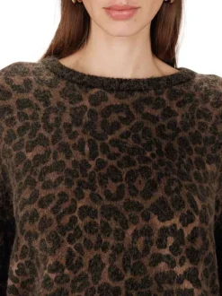 Pull léopard en maille fine avec une coupe droite et un col rond