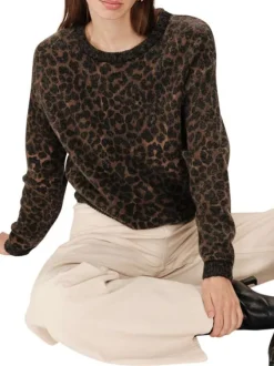 Pull léopard en maille fine avec une coupe droite et un col rond