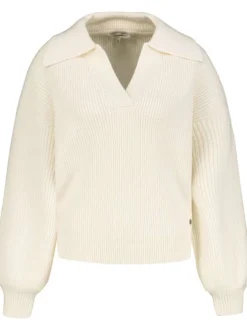 Pull à manches longues écru uni avec une coupe droite et un col V