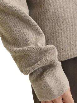 Pull manches longues en coton beige en maille fine à coupe droite avec col rond