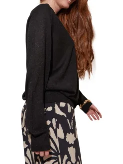 Pull manches longues noir uni avec une coupe droite et un col v