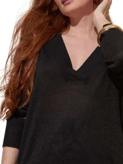 Pull manches longues noir uni avec une coupe droite et un col v