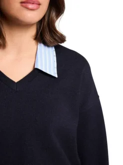 Pull marine bi-matière avec une coupe droite et des manches longues