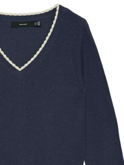 Pull marine à coupe droite pourvu d'un col v et de manches longues