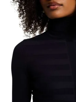 Pull marine coupe moulante avec des rayures et un col roulé