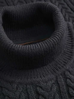 Pull marine en maille torsadée à coupe droite avec col roulé et manches longues