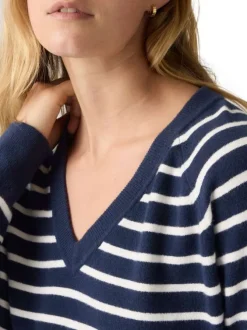 Pull marine rayé avec un col v côtelé et des manches longues