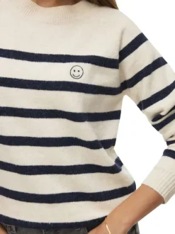 Pull marine à rayures avec une coupe droite et des manches longues