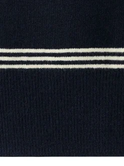 Pull marine à rayures blanches avec une coupe droite et un col polo