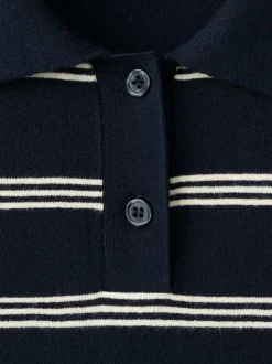 Pull marine à rayures blanches avec une coupe droite et un col polo