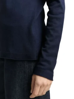 Pull marine uni avec une coupe ajustée et des manches longues