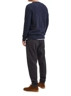 Pull marine uni avec une coupe droite et un col rond en bord côte