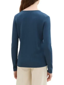 Pull marine uni avec une coupe droite un col en V et des manches longues