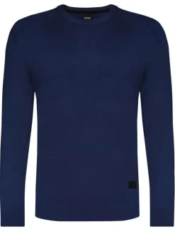 Pull marine uni avec une coupe droite un col rond et des manches longues