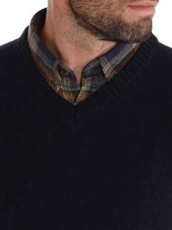 Pull marine uni avec une coupe droite, un col v et à manches longues