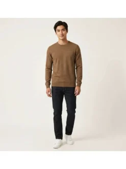 Pull marron avec un logo brodé à la poitrine une coupe droite et col rond
