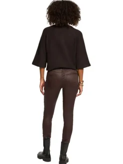 Pull marron coupe ample manches 3/4 pourvu d'un col rond