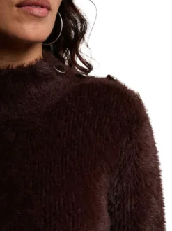 Pull marron en fausse fourrure avec un col rond et des manches longues