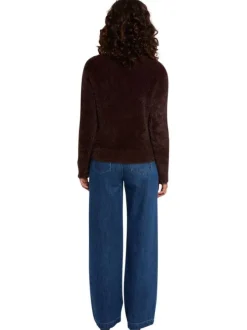 Pull marron en fausse fourrure avec un col rond et des manches longues