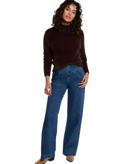 Pull marron en fausse fourrure avec un col rond et des manches longues