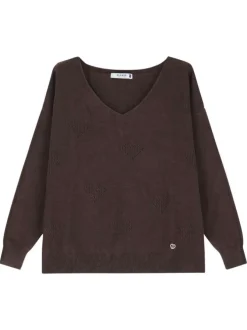 Pull marron en maille ajourée avec une coupe droite et un col v