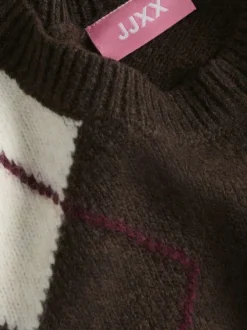 Pull marron en maille doux à losanges avec un col rond et une coupe droite