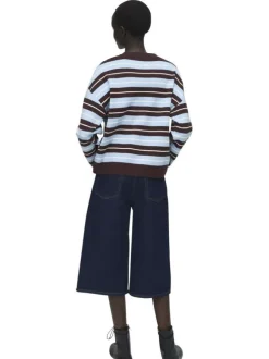Pull marron et bleu rayé avec une coupe ample et un col rond