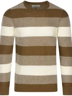 Pull marron rayé avec une coupe droite col rond et à manches longues