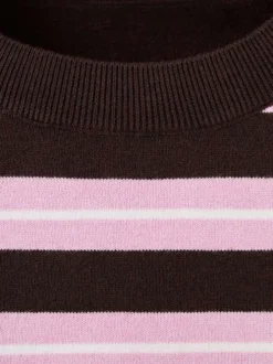 Pull marron à rayures roses avec une coupe droite et un col rond