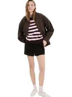 Pull marron à rayures roses avec une coupe droite et un col rond