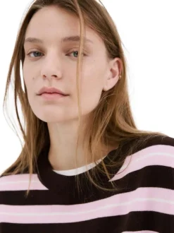 Pull marron à rayures roses avec une coupe droite et un col rond