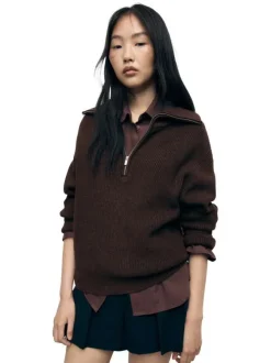 Pull marron uni en maille avec un col camionneur à revers et une coupe droite