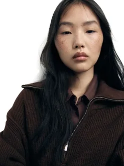 Pull marron uni en maille avec un col camionneur à revers et une coupe droite
