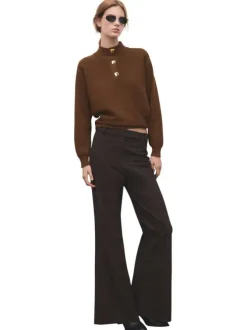 Pull marron uni en maille avec une coupe ample et des manches longues