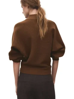 Pull marron uni en maille avec une coupe ample et des manches longues