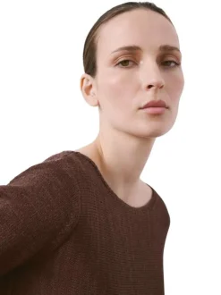 Pull marron uni pourvu d'une coupe droite et de manches longues