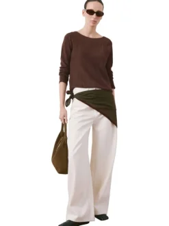 Pull marron uni pourvu d'une coupe droite et de manches longues