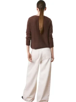 Pull marron uni pourvu d'une coupe droite et de manches longues