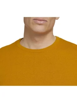 Pull moutarde en coton uni coupe près du corps col rond