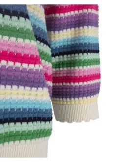 Pull multicolore à rayures avec une coupe droite et un col rond