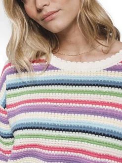 Pull multicolore à rayures avec une coupe droite et un col rond