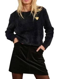 Pull noir avec coeur doré brodé avec une coupe droite et un col rond