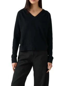 Pull noir avec un col v côtelé et des manches longues