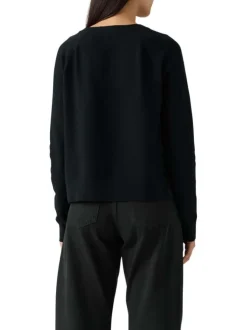 Pull noir avec un col v côtelé et des manches longues