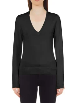 Pull noir coupe près du corps avec un col v et des manches longues ajourées