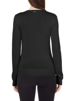 Pull noir coupe près du corps avec un col v et des manches longues ajourées