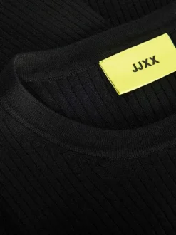 Pull noir côtelé avec une coupe près du corps et un col rond