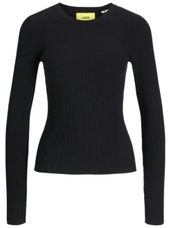 Pull noir côtelé avec une coupe près du corps et un col rond
