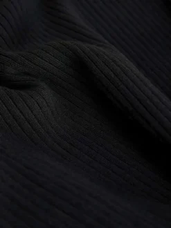 Pull noir côtelé avec une coupe près du corps et un col rond
