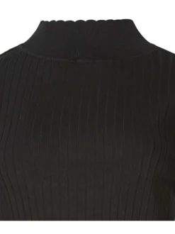 Pull noir côtelé à coupe près du corps et avec un col montant